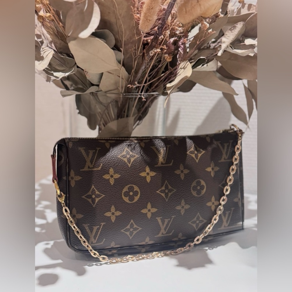🎊SOLD🎊Louis Vuitton Pochette Accessorie 🌟 - Picture 3 of 12